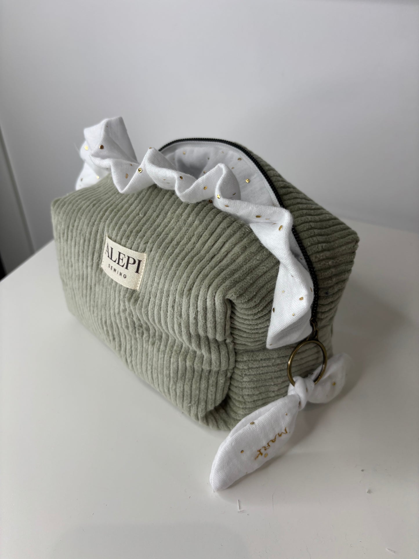 Sage Green – Beauty Case in velluto verde salvia elegante personalizzabile
