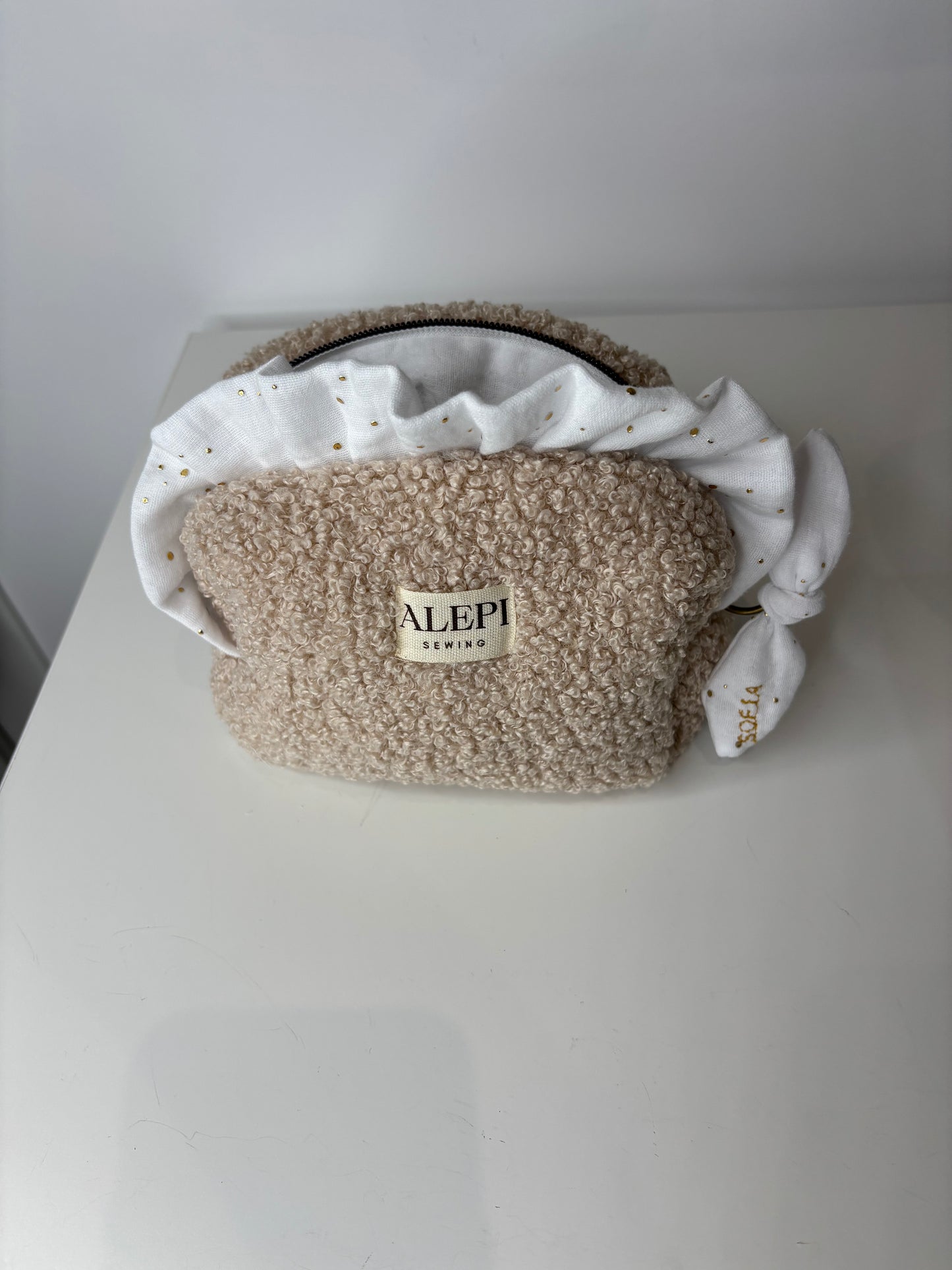 Bouclé Beige – Beauty Case elegante in tessuto bouclé con volant personalizzabile
