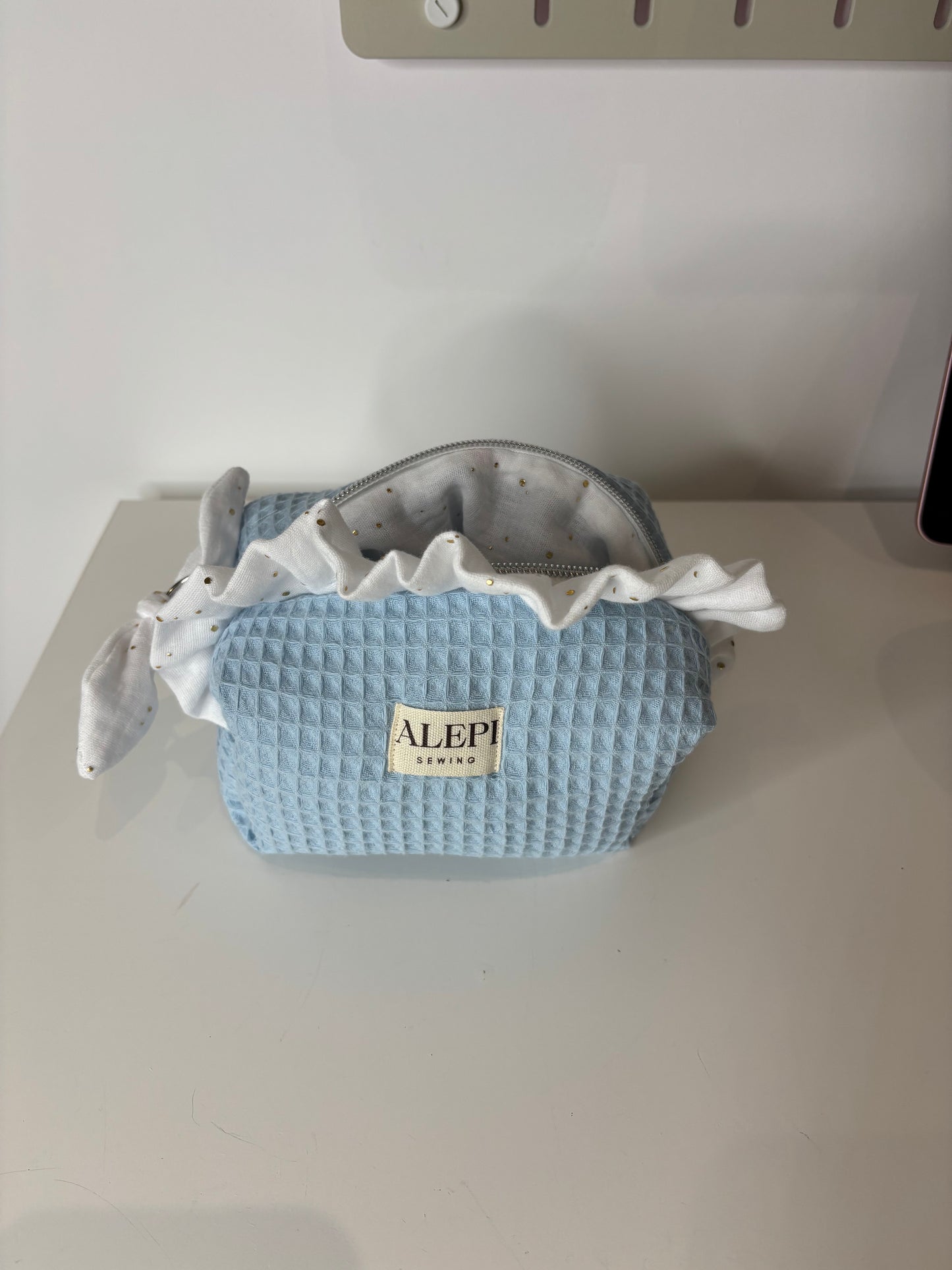 Blue Sky – Beauty Case azzurro con volant bianco personalizzabile