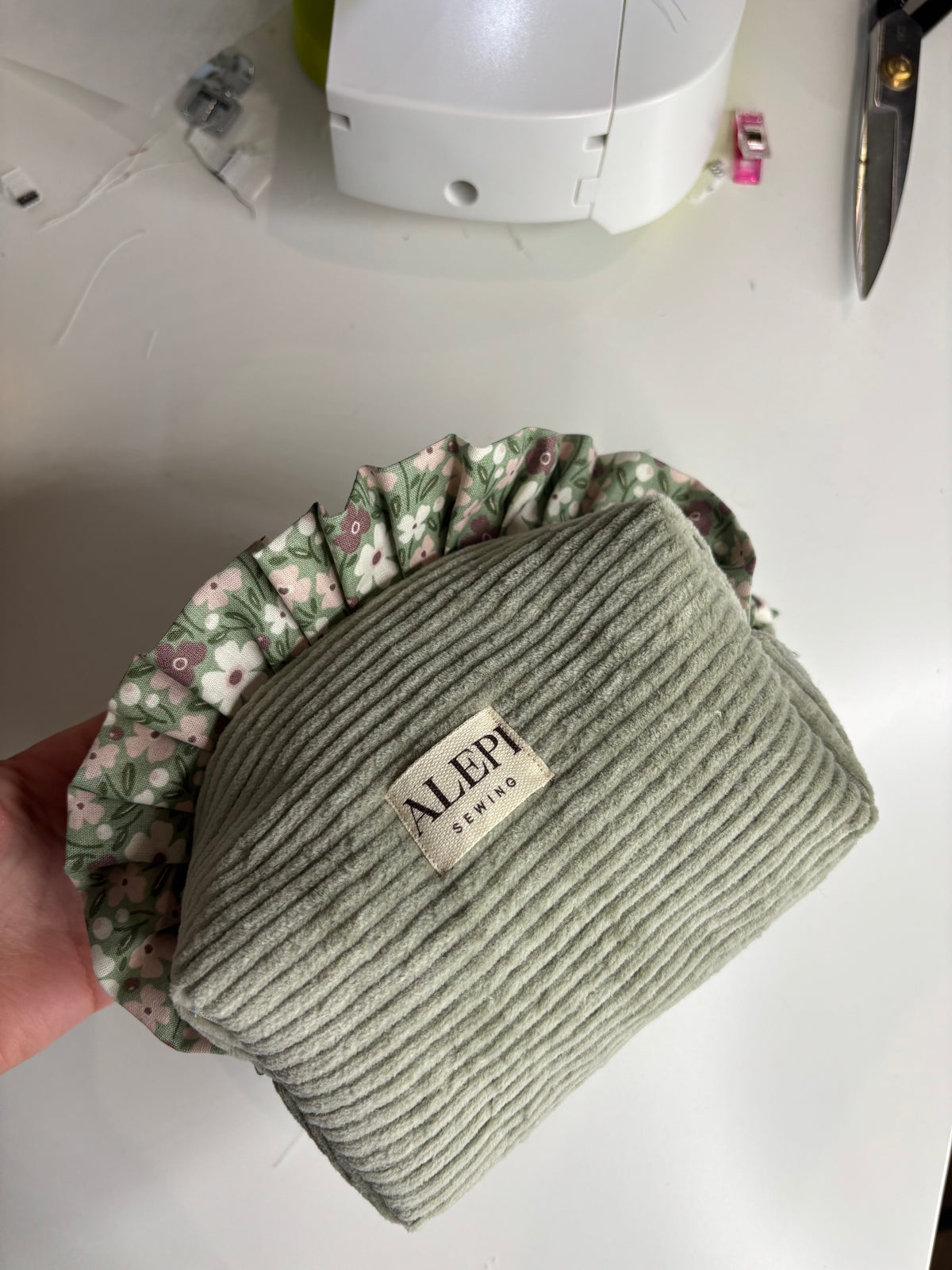 Sage Green Flowers – Beauty Case verde salvia in velluto con fiocco floreale personalizzabile