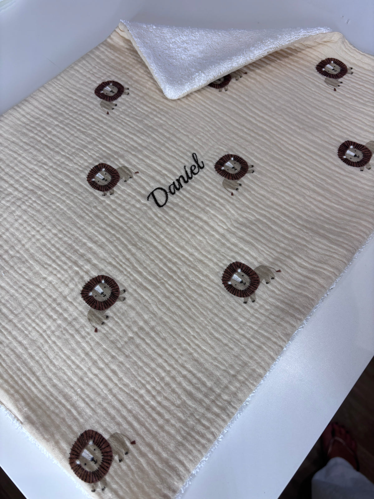Tovaglietta asilo neonato personalizzata con nome – mussola beige con leoncini