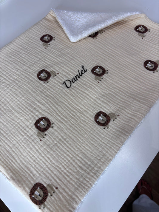 Tovaglietta asilo neonato personalizzata con nome – mussola beige con leoncini