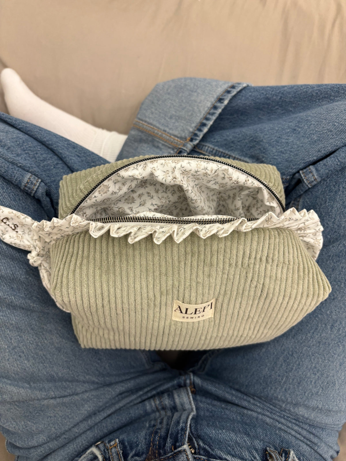 Sage Green – Beauty Case in velluto verde salvia micro fiori
