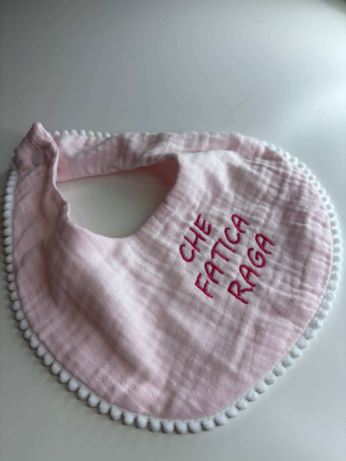 Bavaglino in Mussola rosa personalizzato - Che fatica Raga