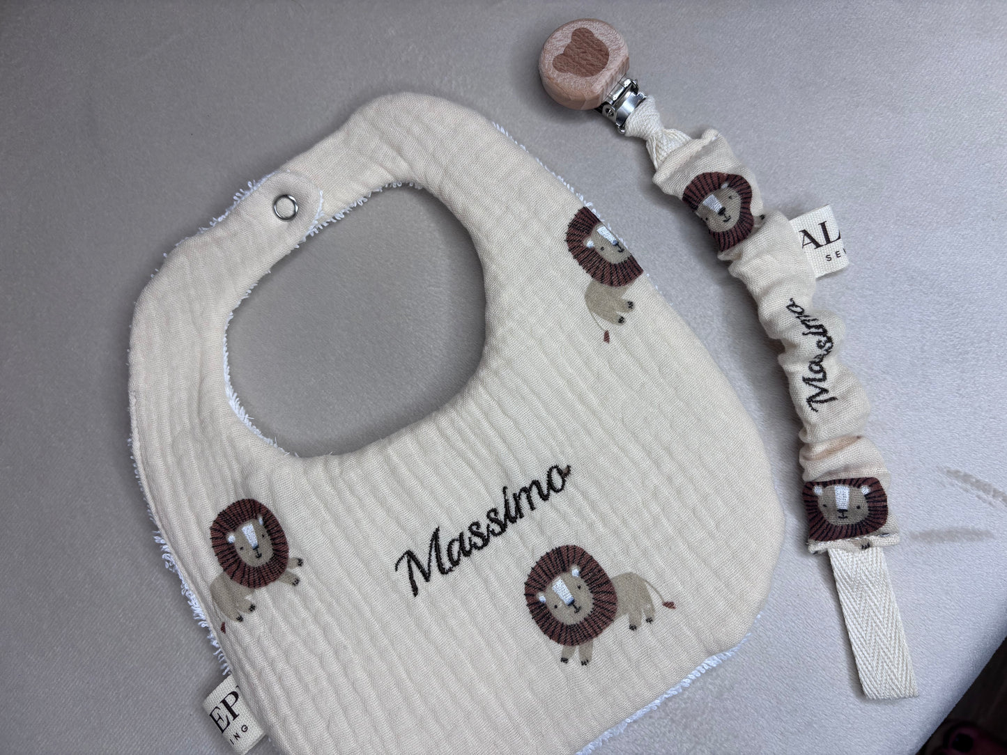 Bavaglino neonato Leoncini personalizzato con nome – Mussola Beige
