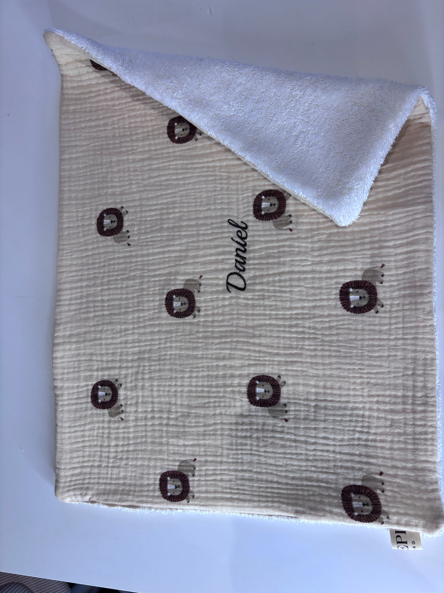 Tovaglietta asilo neonato personalizzata con nome – mussola beige con leoncini