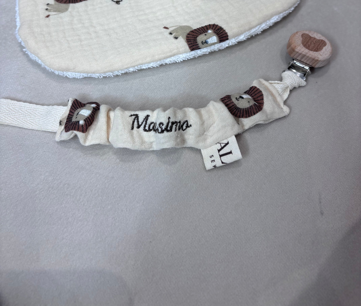 Clip porta ciuccio personalizzata con nome – mussola beige leoncini