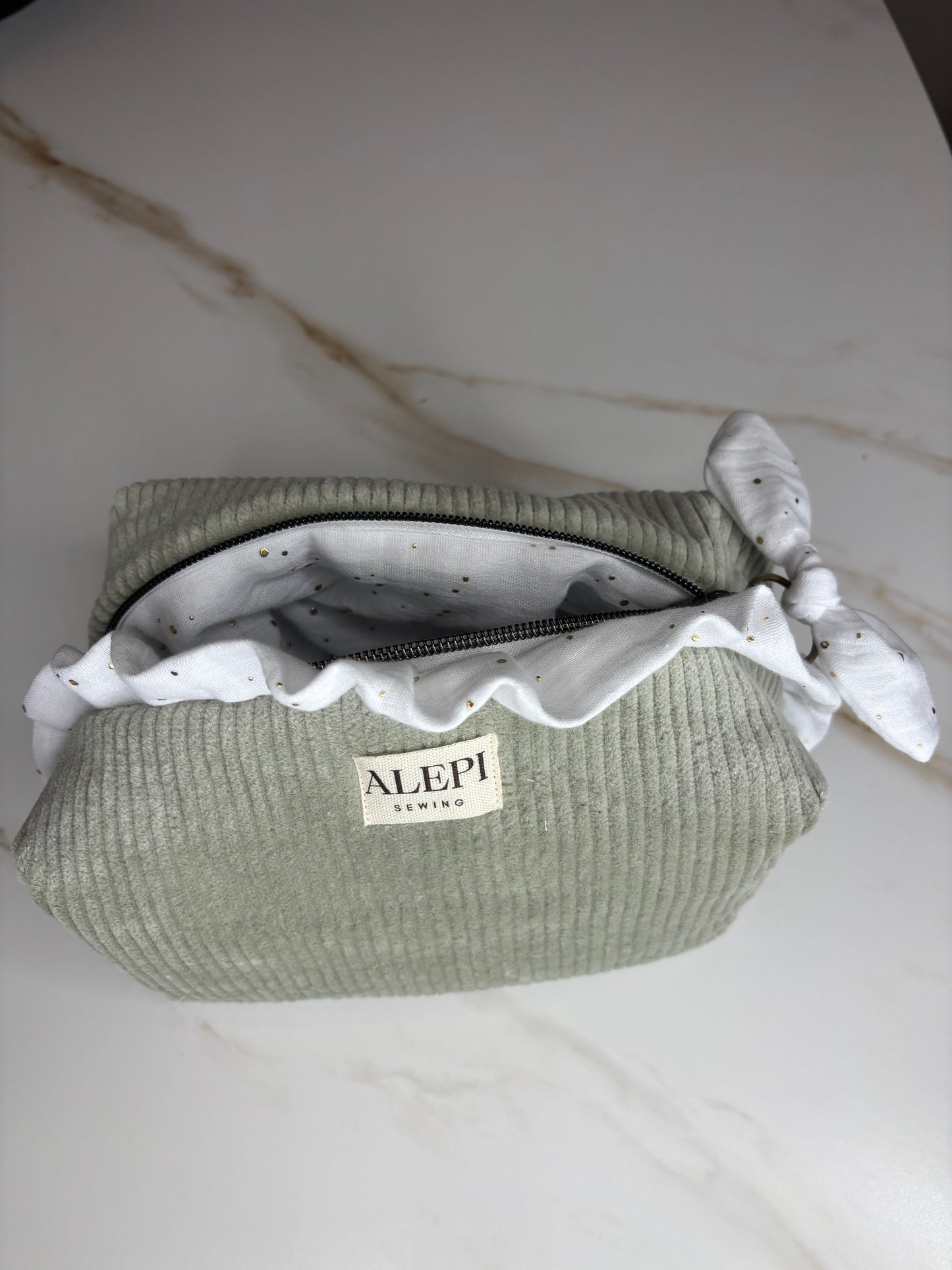 Sage Green – Beauty Case in velluto verde salvia elegante personalizzabile