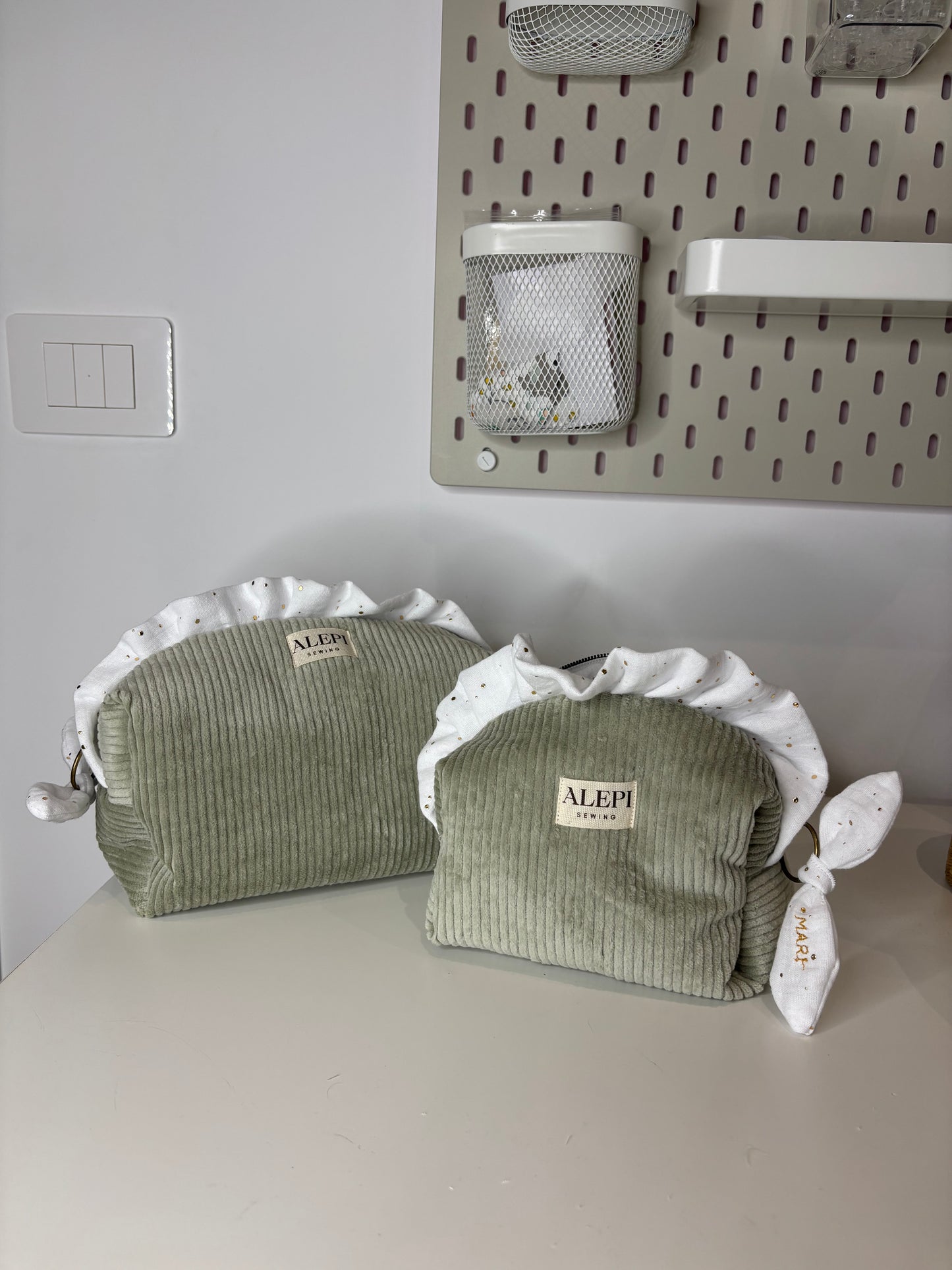 Sage Green – Beauty Case in velluto verde salvia elegante personalizzabile