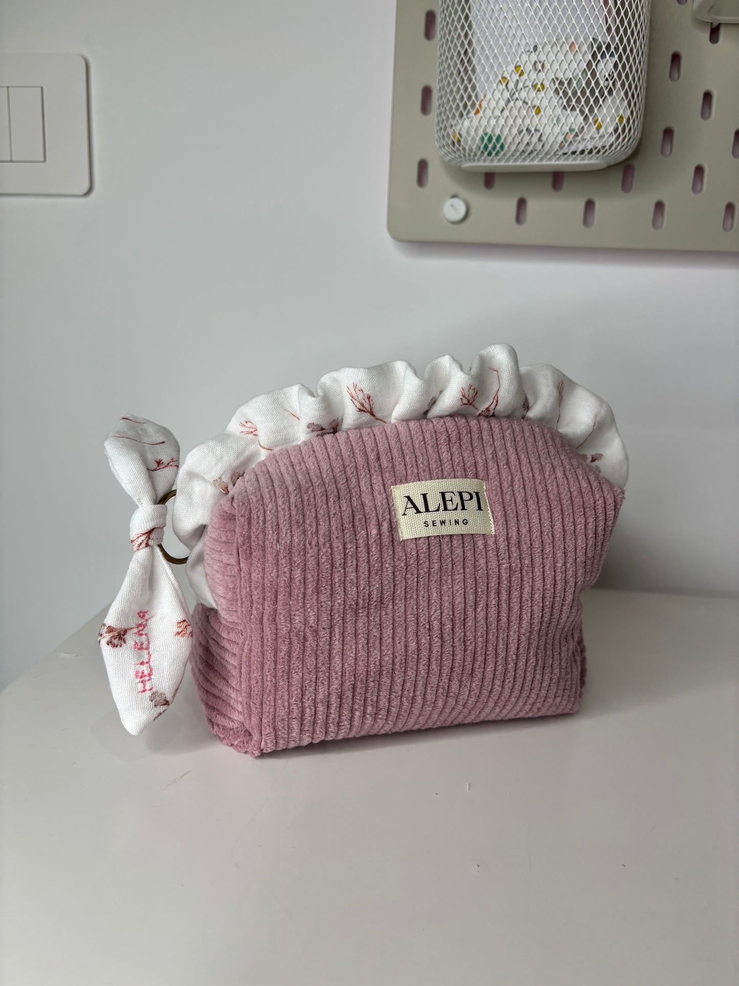 Velvet Pink Flowers – Beauty Case in velluto rosa con fiocco floreale personalizzabile