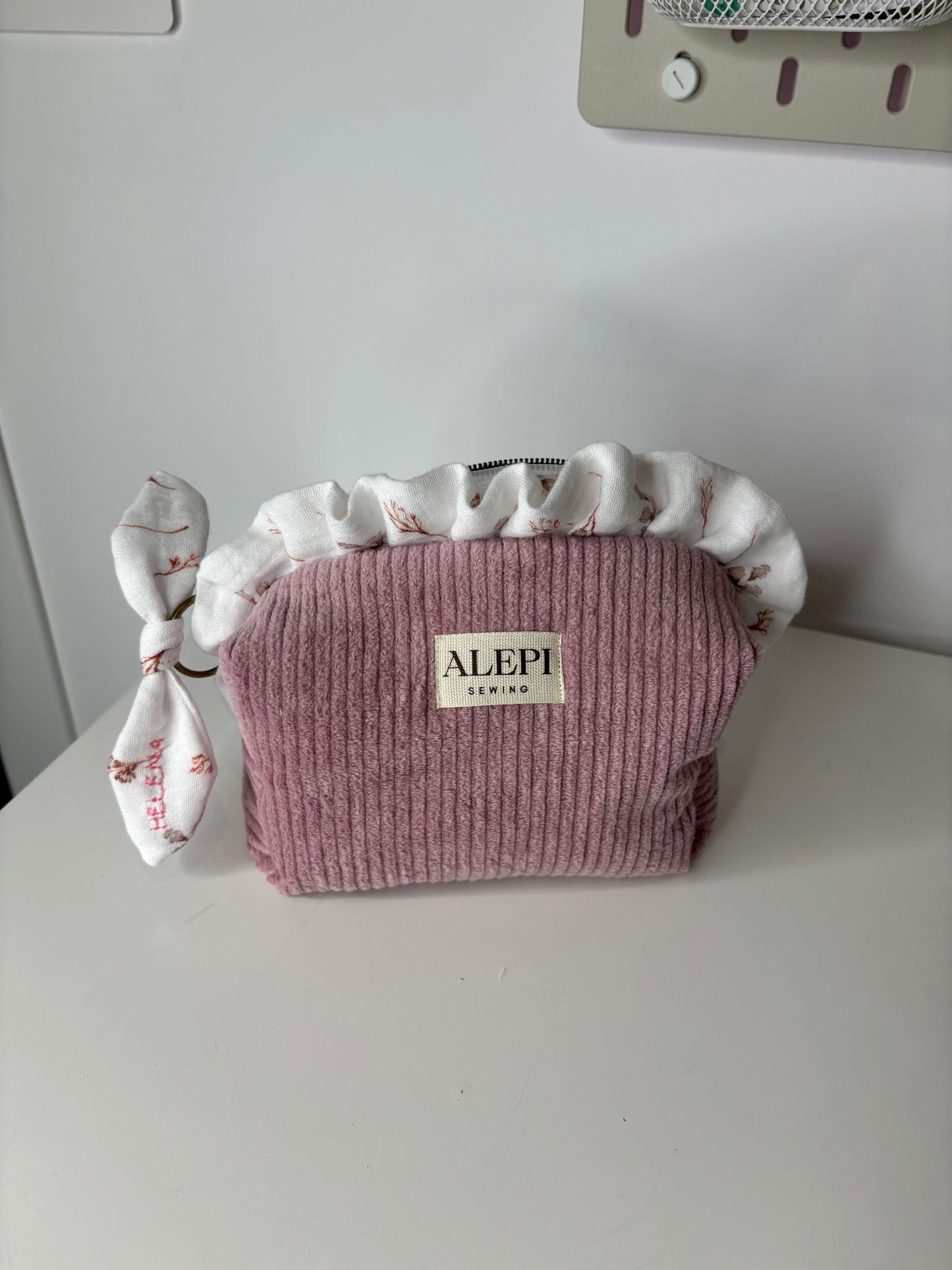 Velvet Pink Flowers – Beauty Case in velluto rosa con fiocco floreale personalizzabile
