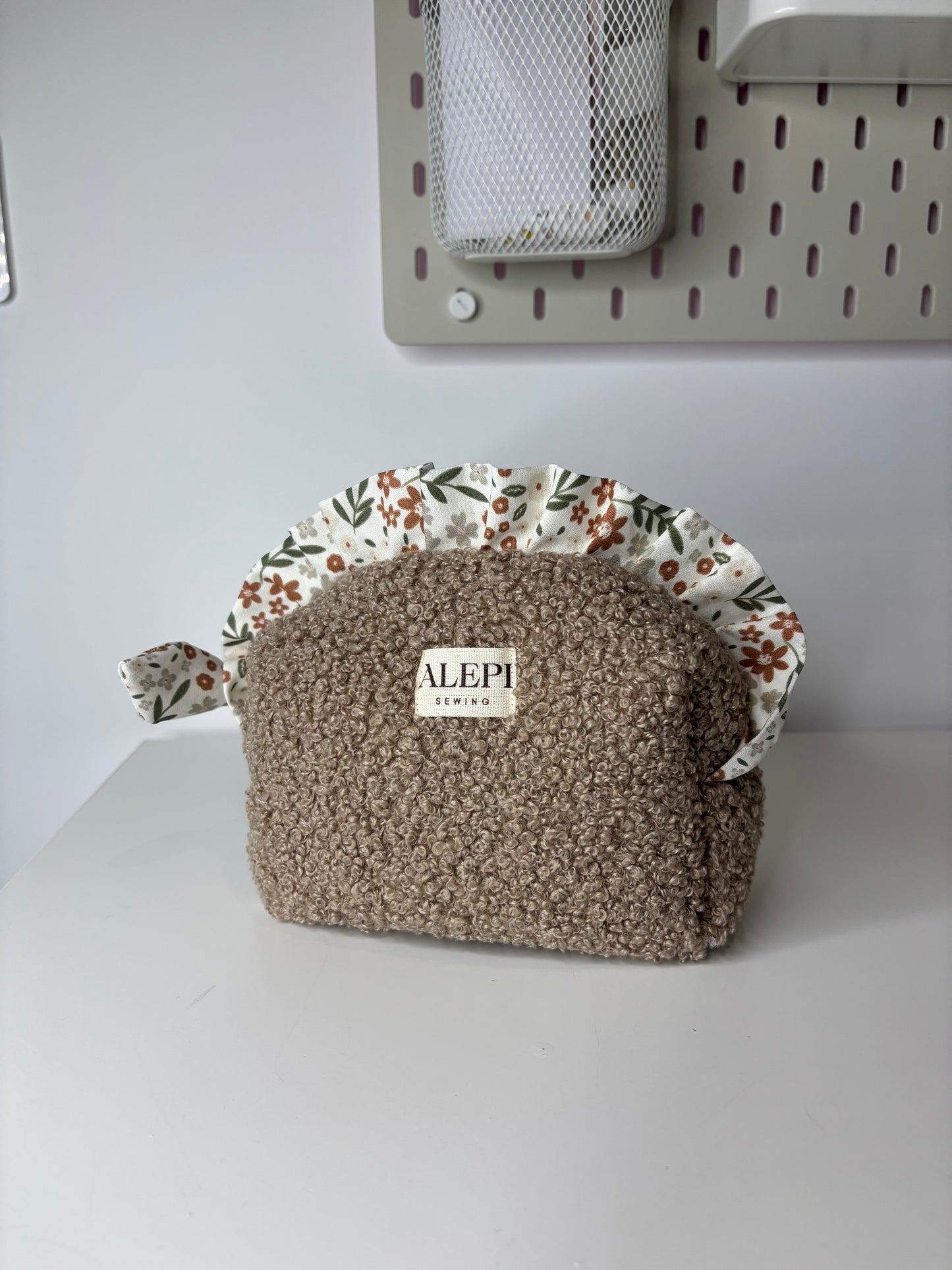 Bouclé Light Brown Flowers – Beauty Case elegante marrone con volant floreale personalizzabile