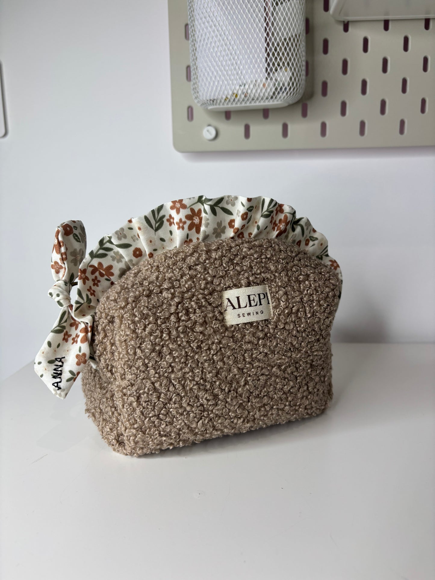 Bouclé Light Brown Flowers – Beauty Case elegante marrone con volant floreale personalizzabile