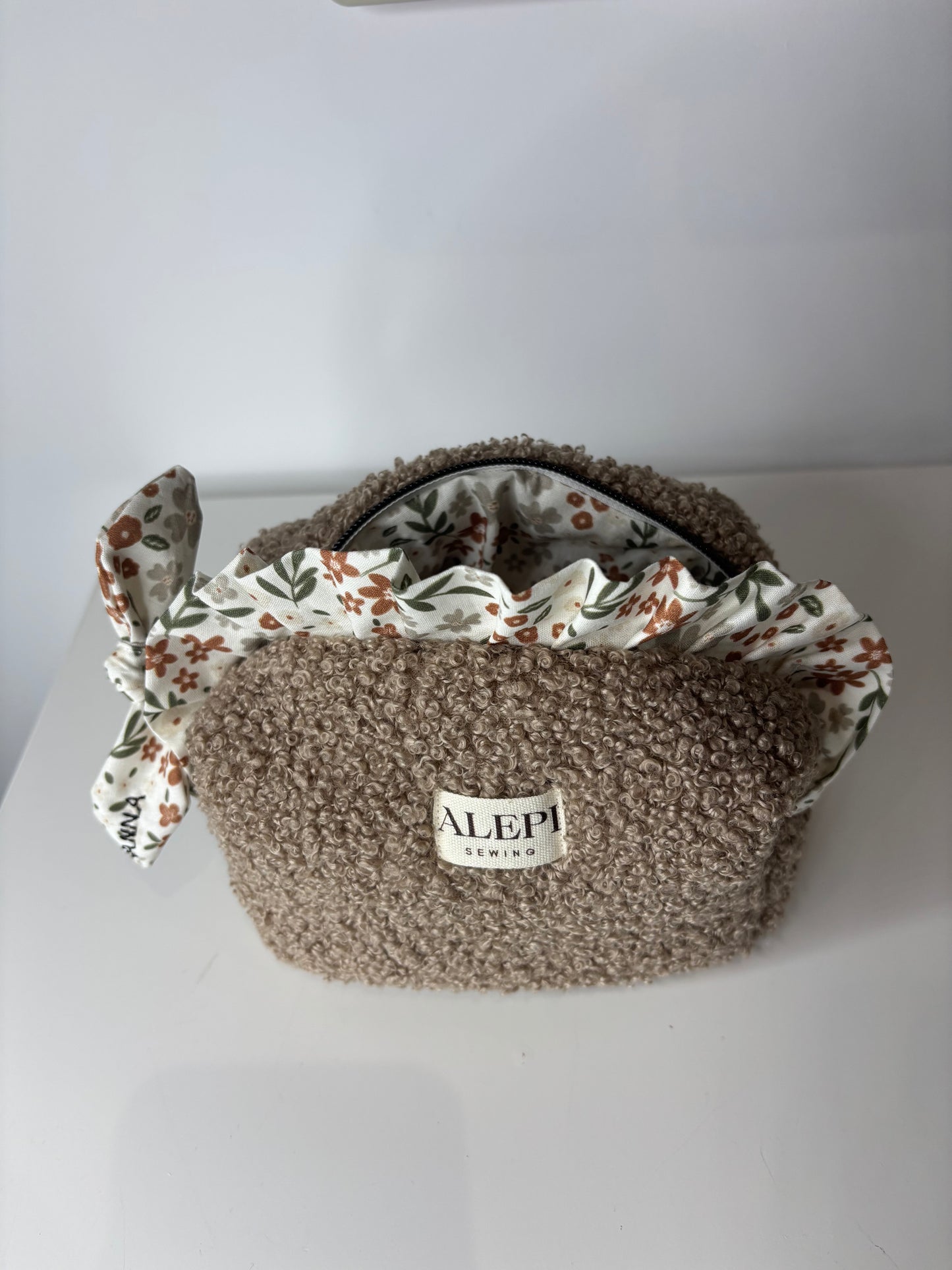 Bouclé Light Brown Flowers – Beauty Case elegante marrone con volant floreale personalizzabile