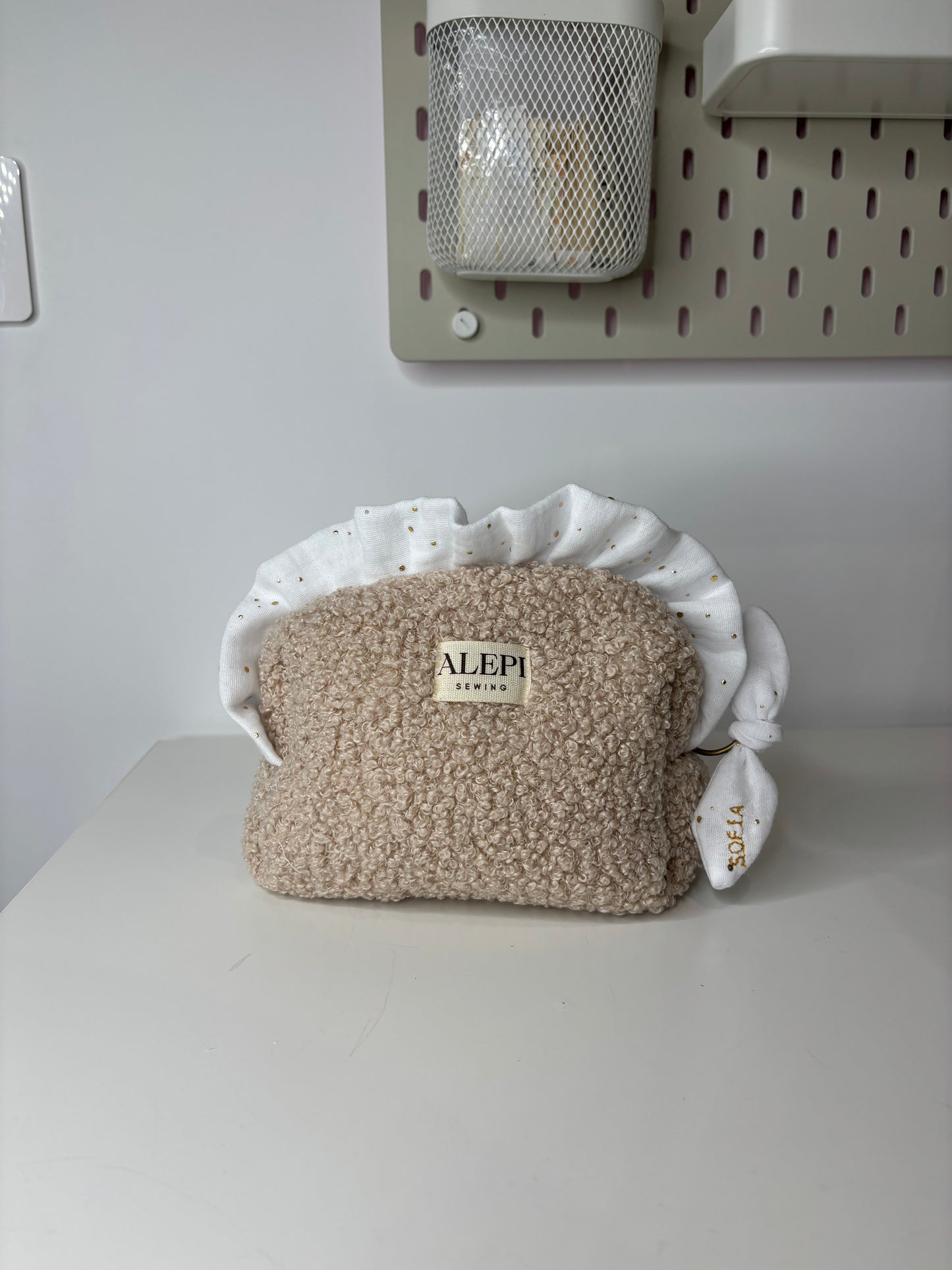 Bouclé Beige – Beauty Case elegante in tessuto bouclé con volant personalizzabile