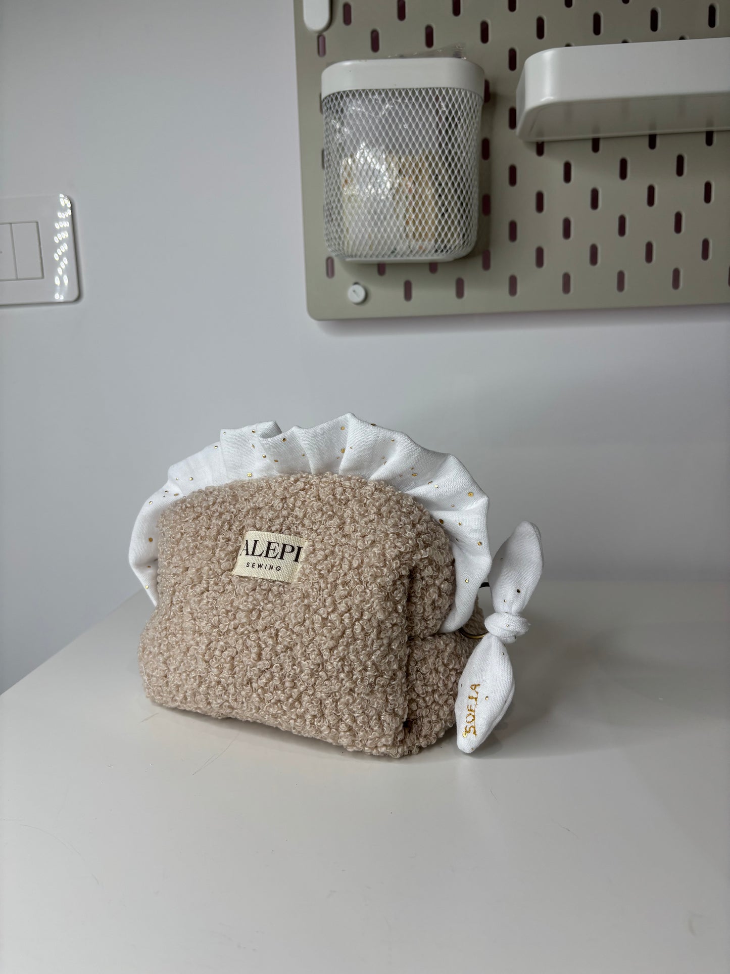 Bouclé Beige – Beauty Case elegante in tessuto bouclé con volant personalizzabile