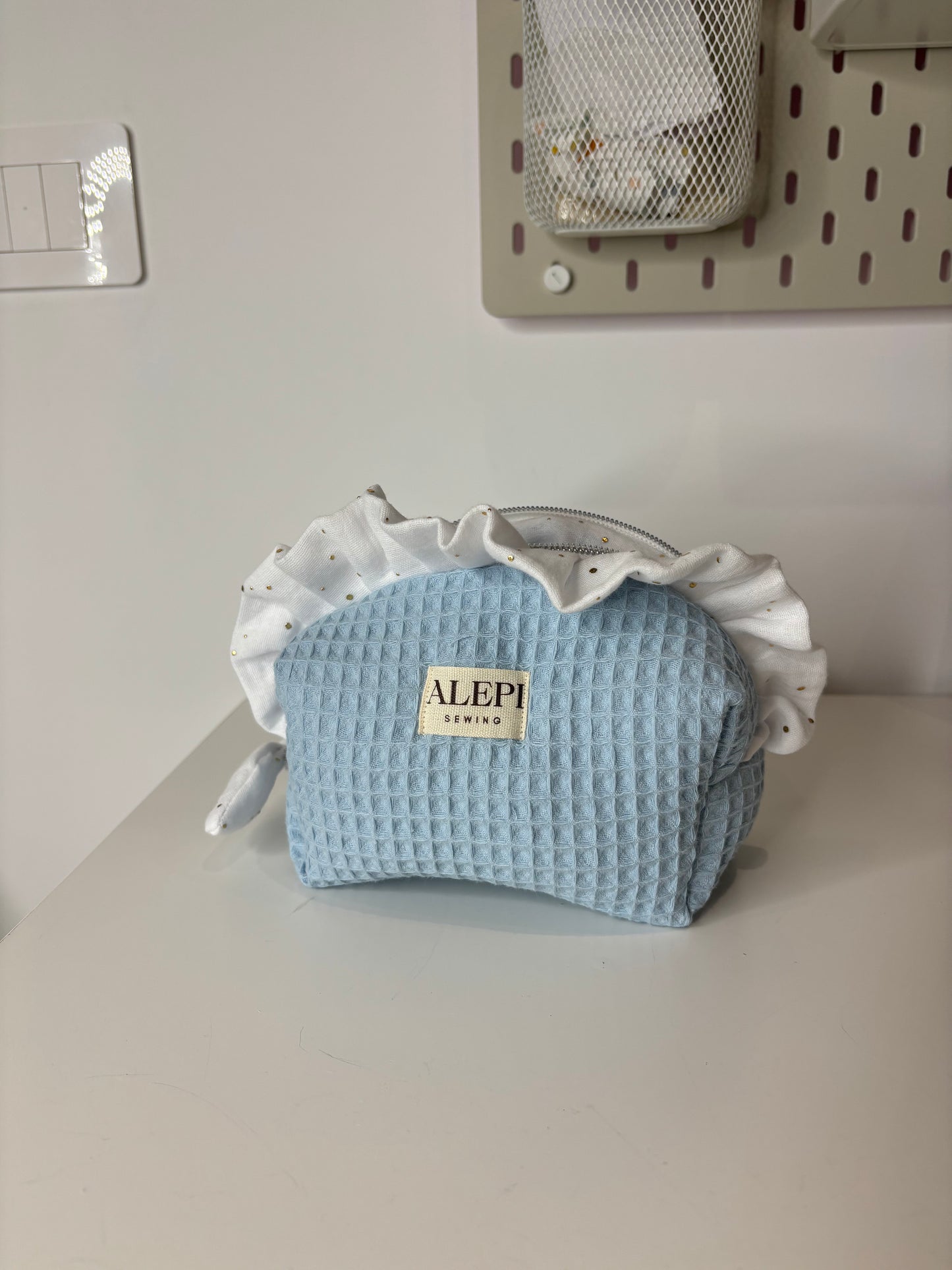 Blue Sky – Beauty Case azzurro con volant bianco personalizzabile