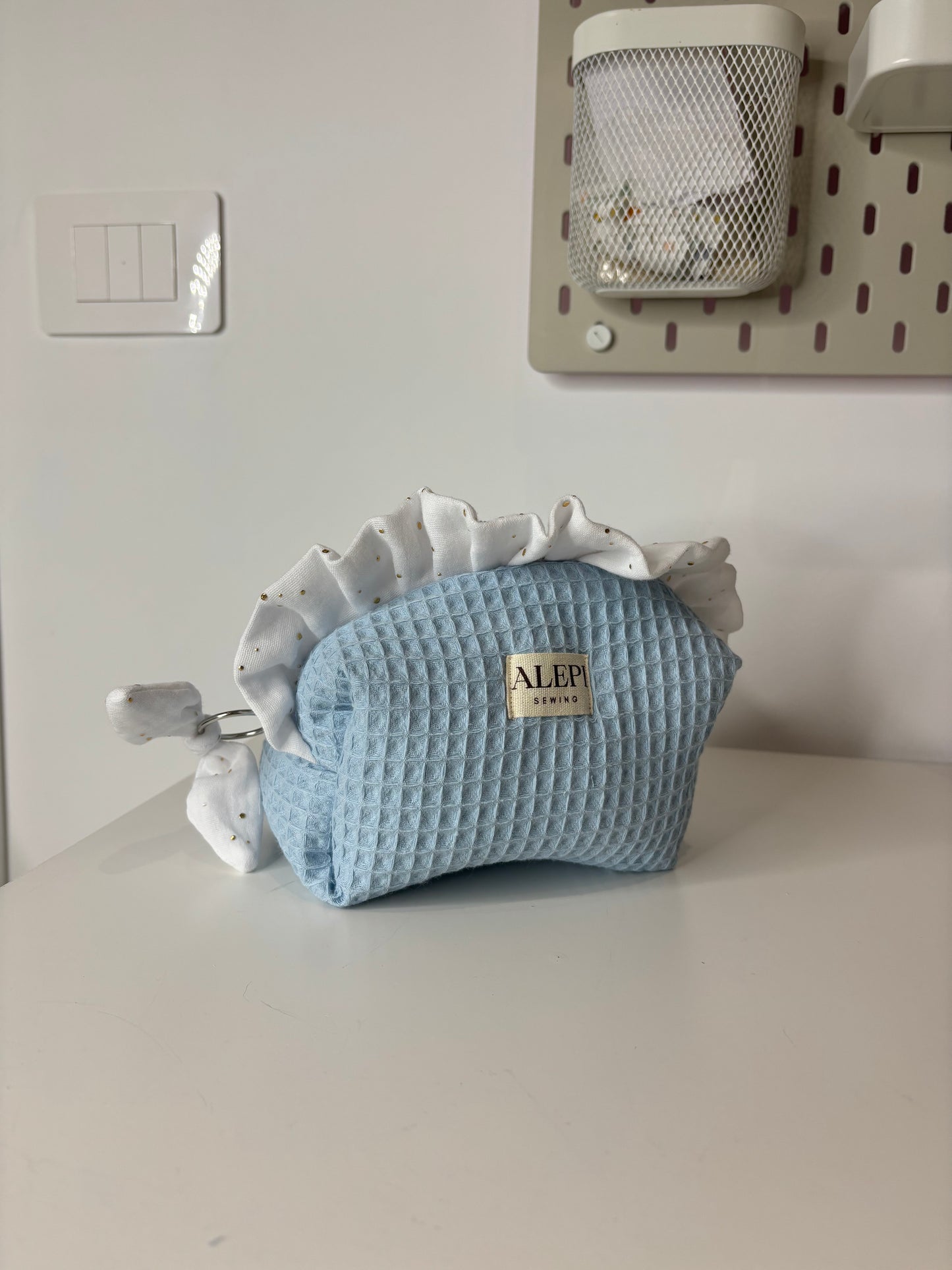 Blue Sky – Beauty Case azzurro con volant bianco personalizzabile