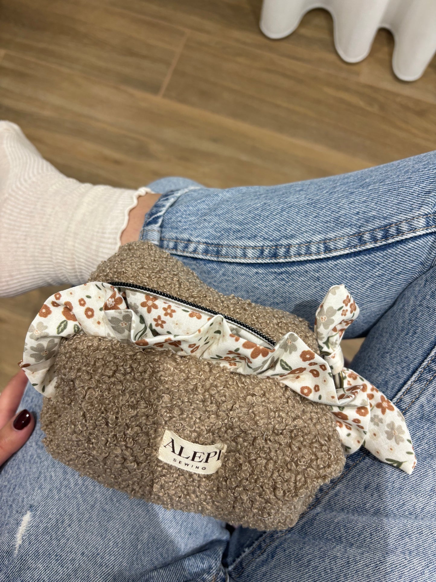 Bouclé Light Brown Flowers – Beauty Case elegante marrone con volant floreale personalizzabile