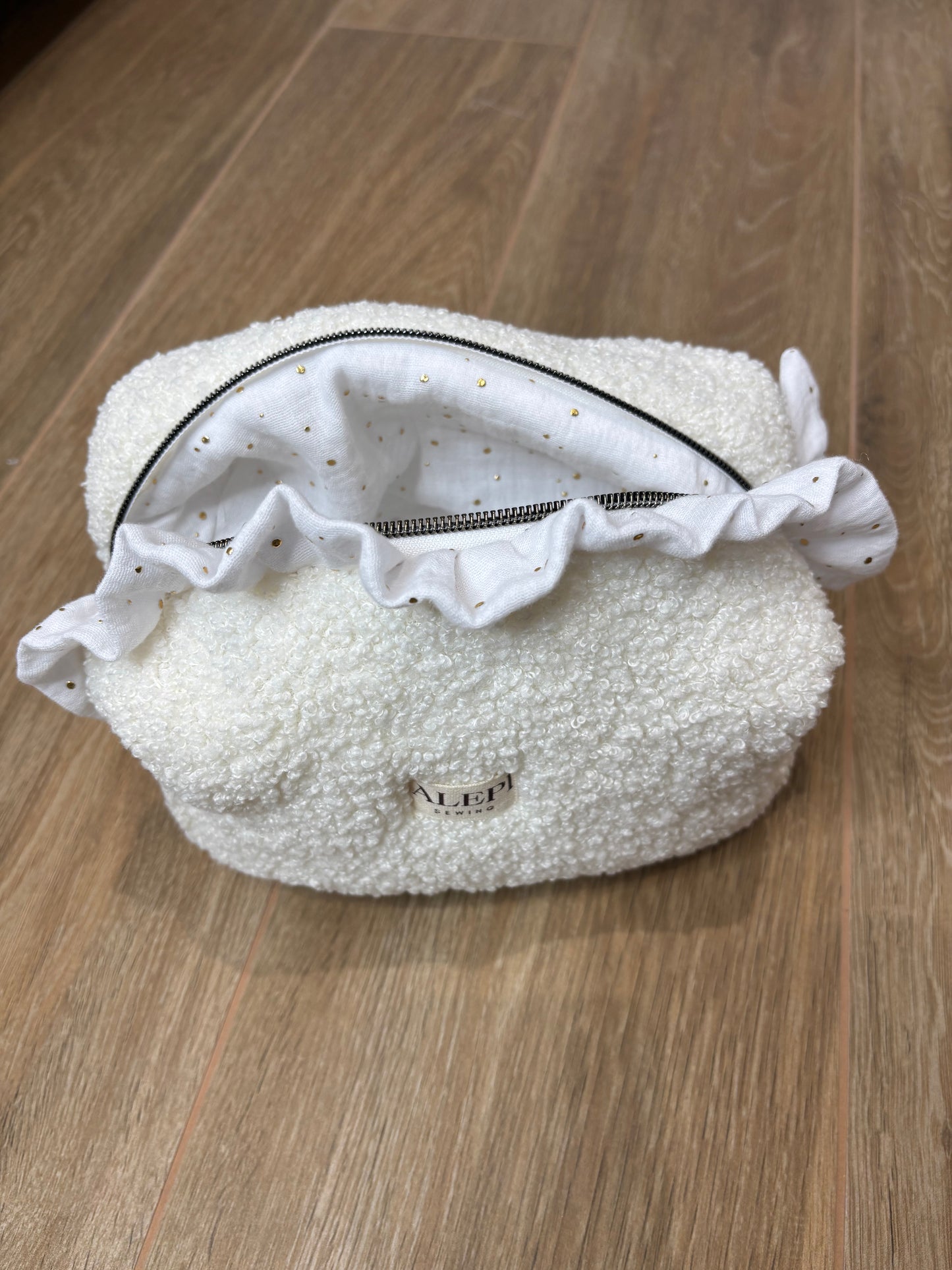 Beauty Case bianco bouclé “Claire” personalizzato – pochette trucco e viaggio