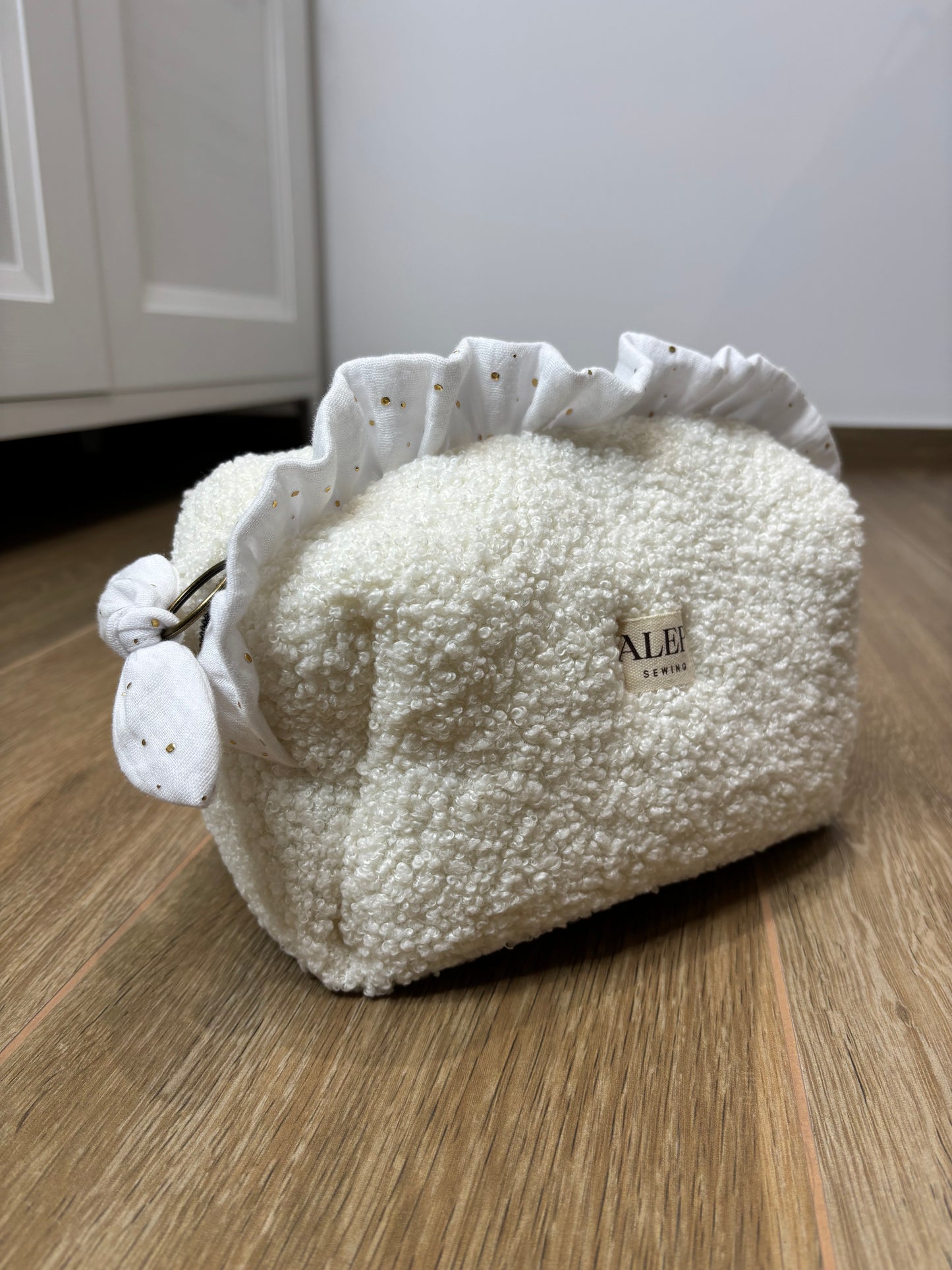 Beauty Case bianco bouclé “Claire” personalizzato – pochette trucco e viaggio